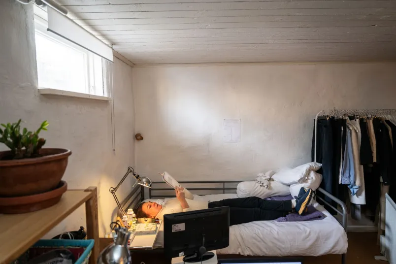 Maria Dahlin ligger ner i sin säng och läser utan kuddar