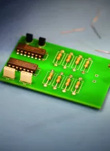 Bild på ett 5 volts kretskort. Grönt med gula kopplingar.