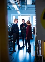 Cecilia Gustavsson och två studenter i en korridor på Forsmark.