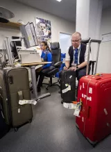 Personal i bagagemottagnigen på Arlanda. Hanterar resväskor. 