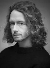Jakob Svensson, Malmö Universitet. Porträttbild, svartvit. 