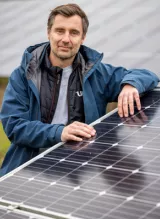 Mattias Norling framför solceller.
