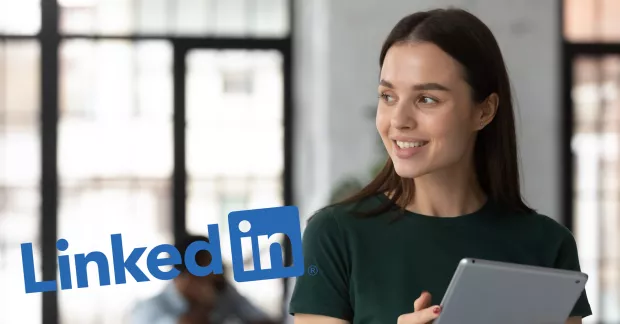 Logotyp för LinkedIn och kvinna som håller i läsplatta.