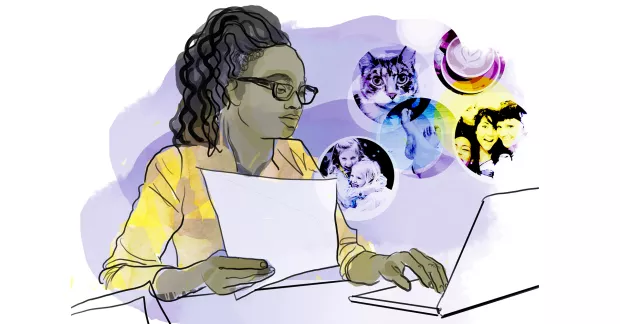 Kvinna vid laptop med bilder från privata sammanhang.