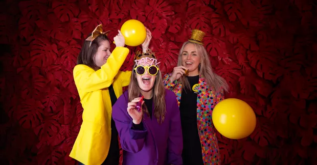 Caroliné Johansson, Mathilda Peters och Moa Sand iförda partyateraljer.