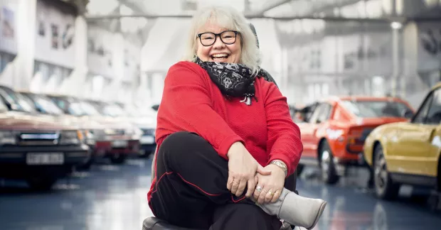 Anette Hellgren sittandes i en bilstol på Saab car museum.