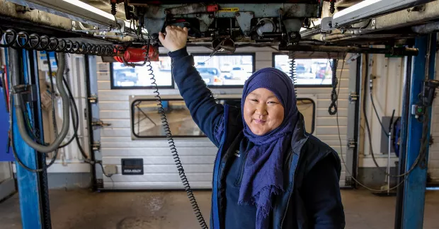 Frida Pettersson besiktigar underredet på ett fordon på Bilbesiktningen