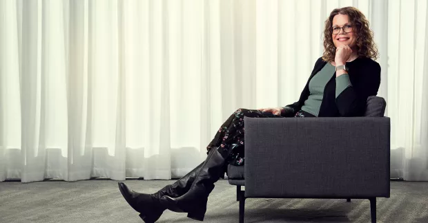 Johanna Gustafsson sitter i en fåtölj. 