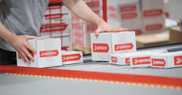 Varor på band i Apoteas lager.