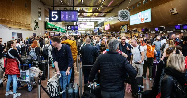 Personer köar på Arlanda.