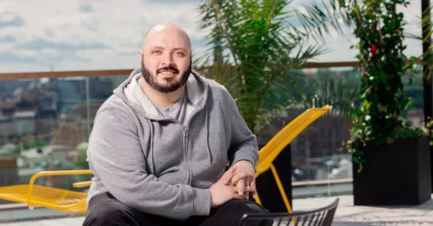 Nabil Hassouneh, anställd på Spotify, sitter på en utomhusterrass. 
