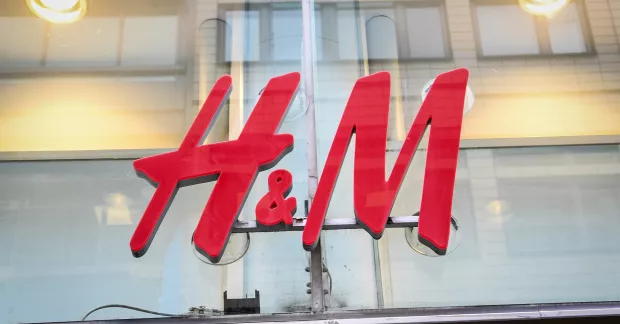 Bild på H&M:s logotyp.