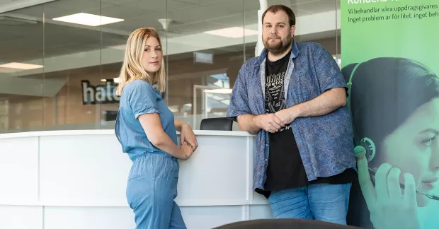 Linnea Fältström och Johan Skarp stående på Releasys kontor.