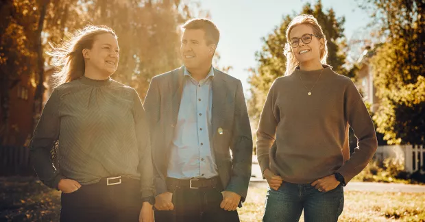 Maria Öqvist, Fredrik Johansson och Ellen Jingskog stående utomhus.