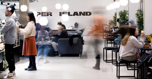 Suddiga person i suddig miljö.