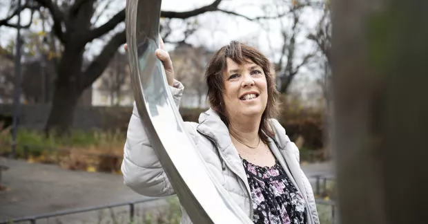 Marie Strandberg står utomhus.