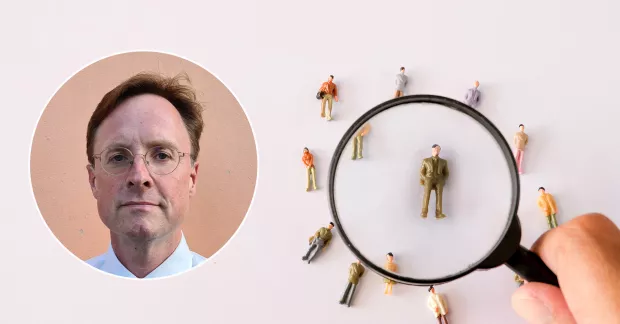 Till vänster Lars Carlén till höger ett förstoringsglas och små människor