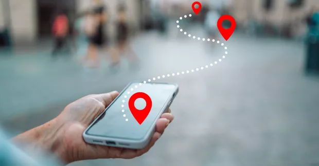 En mobiltelefon med GPS följer en person i realtid.