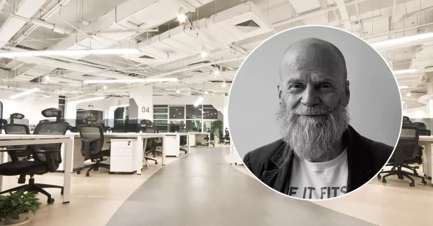 kontorsstolar till vänster, till höger Mårten Westerberg