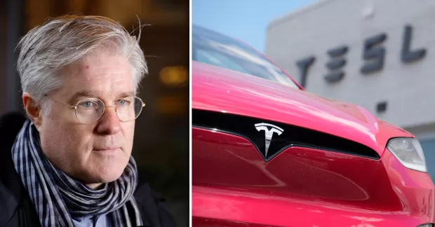 Till vänster Martin Wästfelt från Unionen. Till höger en röd Tesla-bil. 