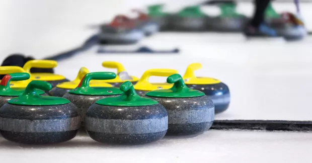 Curlingklot på en nyspolad is. 