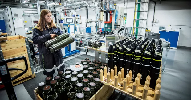I fabriken utanför Karlskoga tillverkas bland annat ammunition till granatgeväret Carl-Gustaf.
