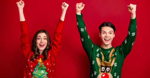 Två personer som har jultröjor på sig