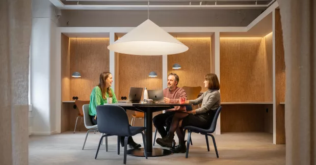 På den digitala marknadsbyrån Precis har har man insett belysningens stora betydelse för stämningen.