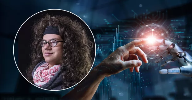 Alexander Forselius till vänster. Till höger en robothand