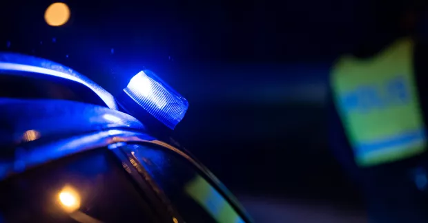 Blåljus på en polisbil i mörker. 