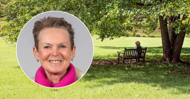 Till vänster Ann-Christine Reimer, till höger en man på en bänk