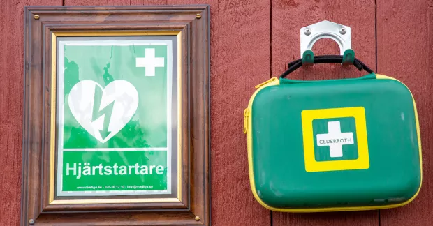 Hur fungerar en hjärtstartare? På bilden en defibllirator utomhus.
