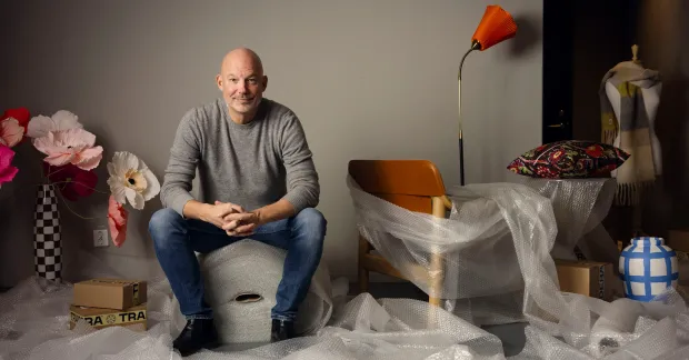 Traderas chef Stefan Öberg i ett rum fyllt med second hand-saker.