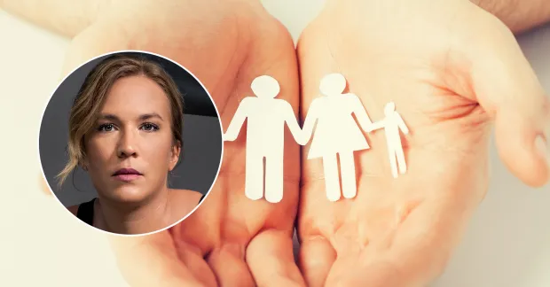 pappersfigurer som föreställer en man, kvinna och barn