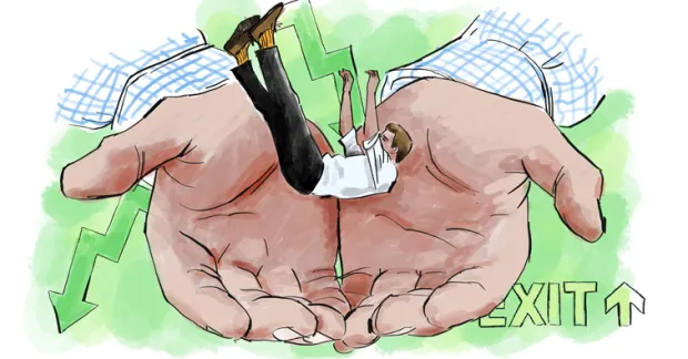 två händer fångar en fallande man 