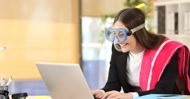 Kvinna som jobbar med cyklop och handuk