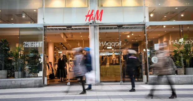 En butiksfasad hos H&M.