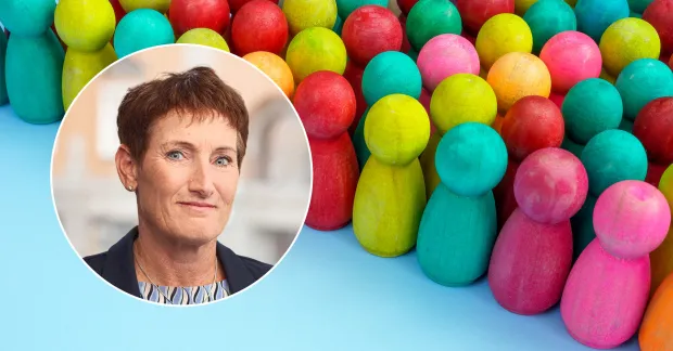 trägubbar i olika färger på rad