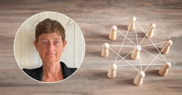 Små trägubbar står i grupp