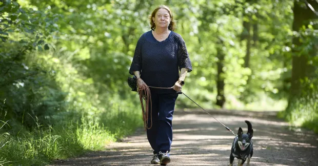 Ingrid på hundpromenad. 