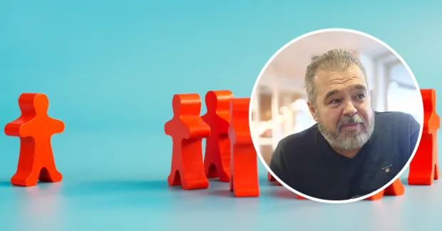 Trägubbar som står uppradade på ett bord