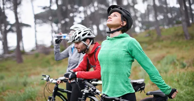 Kompisar cyklar i skogen