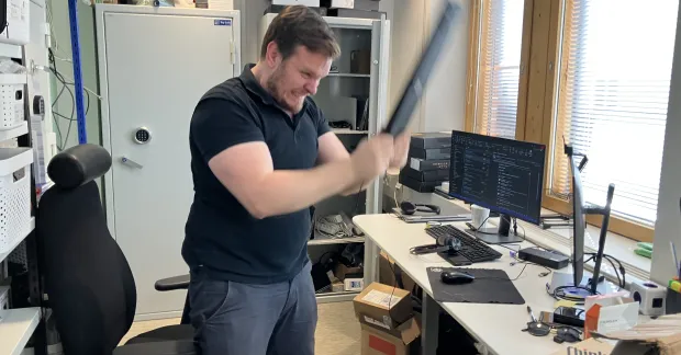 Man som slår tangentbord i bordet. Fem humoristiska — och högst ovederhäftiga — förklaringar till varför vissa drabbas mer av teknikstrul. Från hämndlystna nördar till nanitvirus och poltergeister.