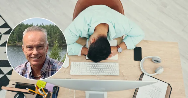 Man ligger på ett skrivbord