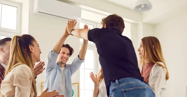 Personer som är glada i ett klassrum