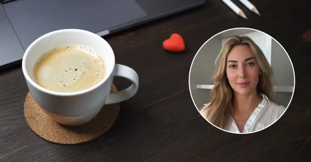 En kaffekopp står på ett bord