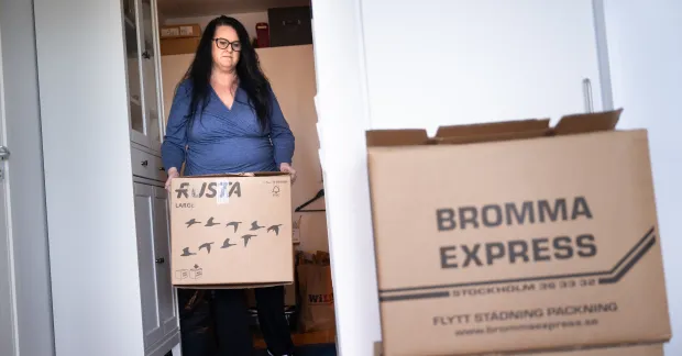 Christina Bundy med flyttkartong