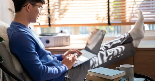 Man som arbetar hemifrån