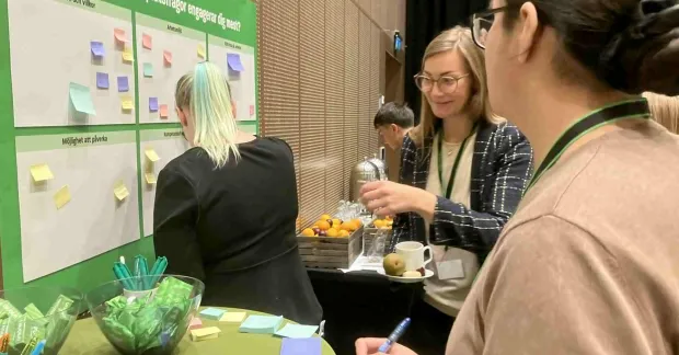 Unionen satsar på att få fler unga att engagera sig fackligt genom initiativet Generation You. Målet är att stärka den svenska modellen och inspirera nästa generation till att ta förtroendeuppdrag.På bild: Ungdomar sätter upp postit-lappar. 