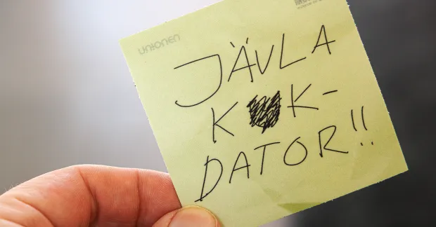 En post-it med texten "Jävsla kukdator"
